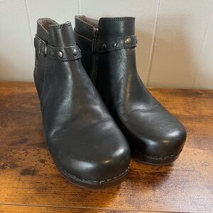 NWOT SANITA, Women s Size 8/39 Black Zip Up Booties with heel, Leather